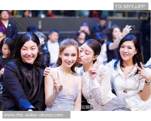 马云与足球明星亲密合影展现运动精神与友谊的精彩瞬间
